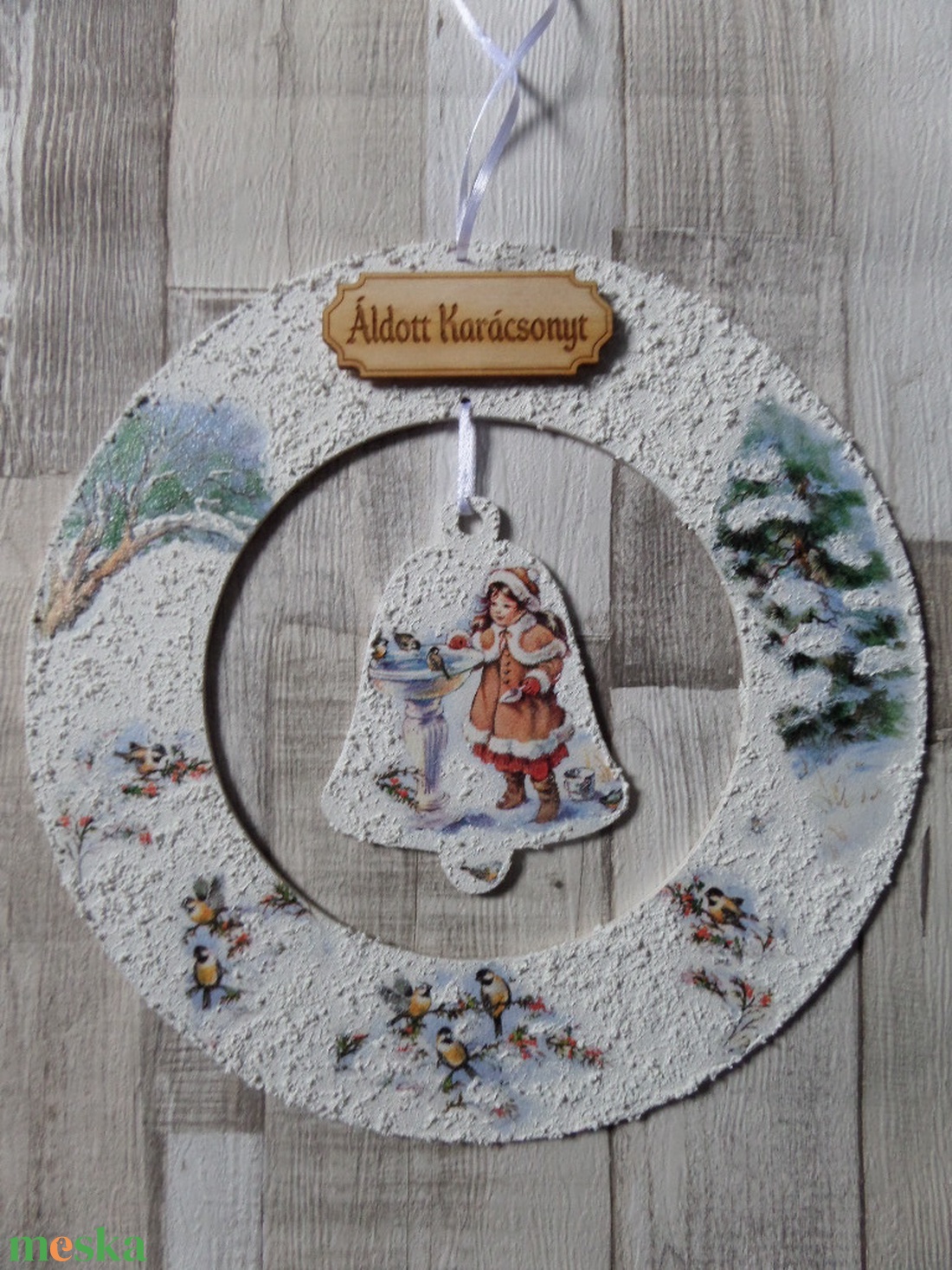 Téli,karácsonyi koszorú alakú ajtódísz,üdvözlőtábla harang függővel kislány madarakkal mintával - karácsony - adventi díszek - adventi ajtódísz - Meska.hu