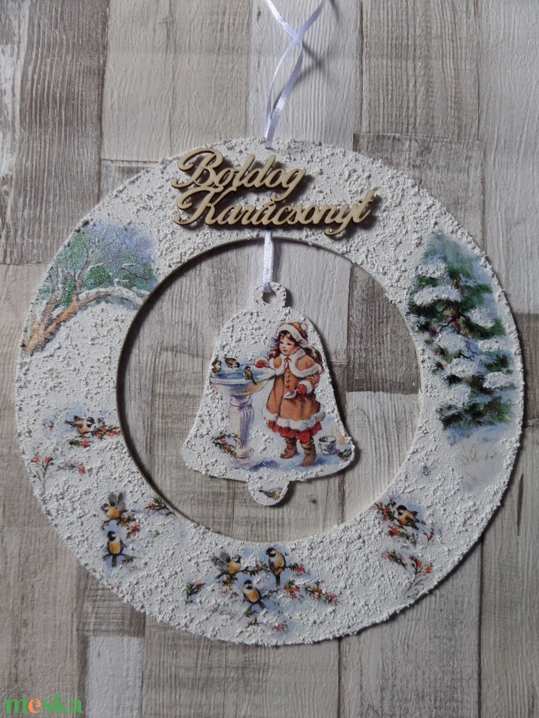 Téli,karácsonyi koszorú alakú ajtódísz,üdvözlőtábla harang függővel kislány madarakkal mintával - karácsony - adventi díszek - adventi ajtódísz - Meska.hu