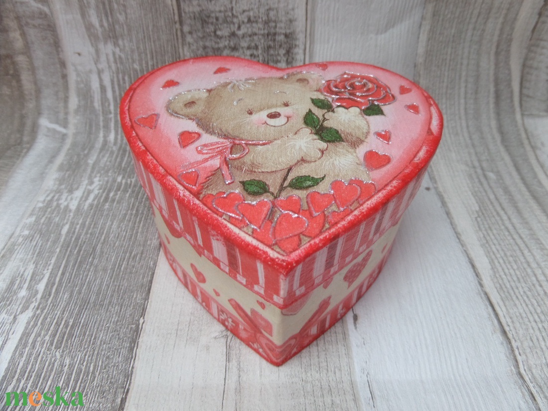  Szív alakú doboz maci rózsával és szívekkel - otthon & lakás - dekoráció - asztal és polc dekoráció - díszdoboz - Meska.hu