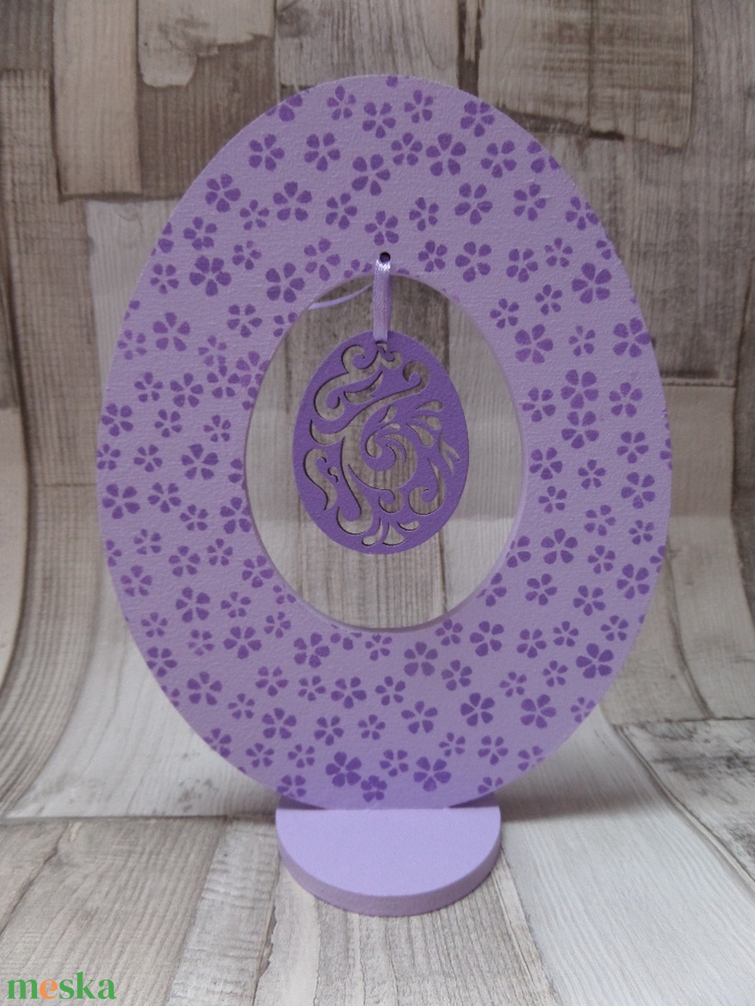 Húsvéti álló dekoráció tojás hímes tojással a közepén  orgonalila színben virág mintával díszítve - otthon & életmód - dekoráció - asztal és polc dekoráció - asztaldísz - Meska.hu