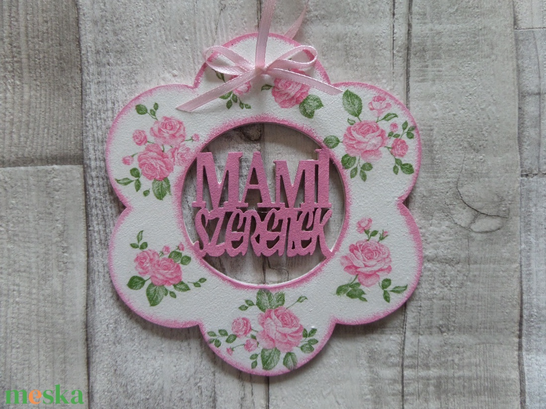 Virág alakú dísz Mami szeretlek felirattal - otthon & életmód - dekoráció - fali és függő dekoráció - betű & név - Meska.hu Virág alakú dísz Mami szeretlek felirattal - otthon & életmód - dekoráció - fali és függő dekoráció - betű & név - Meska.hu