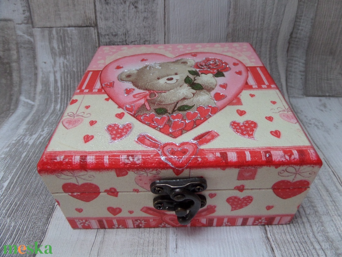 Maci rózsával és szívekkel mintás kis fa doboz 13x13 cm - otthon & életmód - tárolás & rendszerezés - doboz - Meska.hu Maci rózsával és szívekkel mintás kis fa doboz 13x13 cm - otthon & életmód - tárolás & rendszerezés - doboz - Meska.hu
