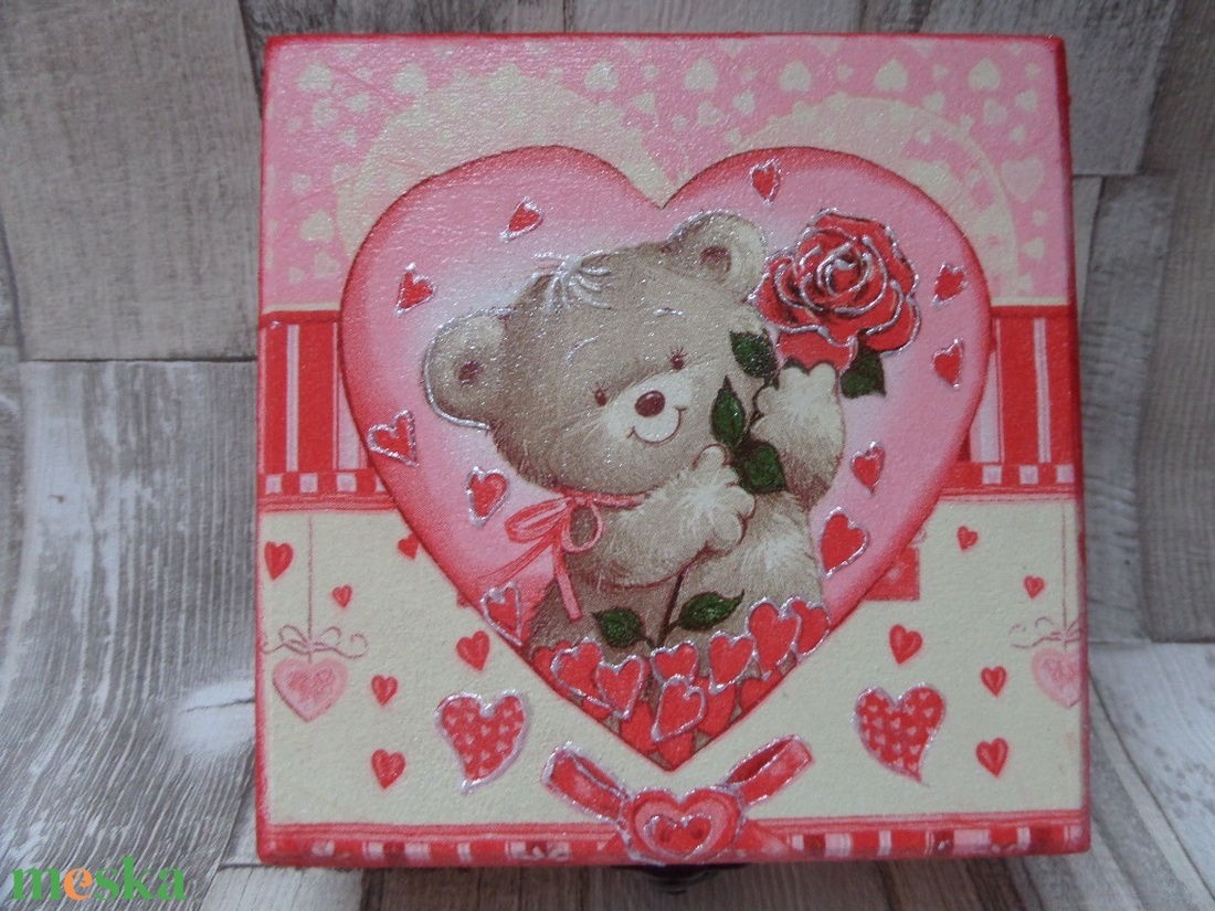 Maci rózsával és szívekkel mintás kis fa doboz 13x13 cm - otthon & életmód - tárolás & rendszerezés - doboz - Meska.hu Maci rózsával és szívekkel mintás kis fa doboz 13x13 cm - otthon & életmód - tárolás & rendszerezés - doboz - Meska.hu
