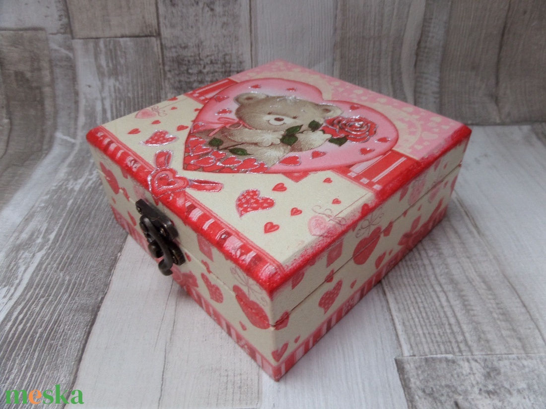 Maci rózsával és szívekkel mintás kis fa doboz 13x13 cm - otthon & életmód - tárolás & rendszerezés - doboz - Meska.hu Maci rózsával és szívekkel mintás kis fa doboz 13x13 cm - otthon & életmód - tárolás & rendszerezés - doboz - Meska.hu