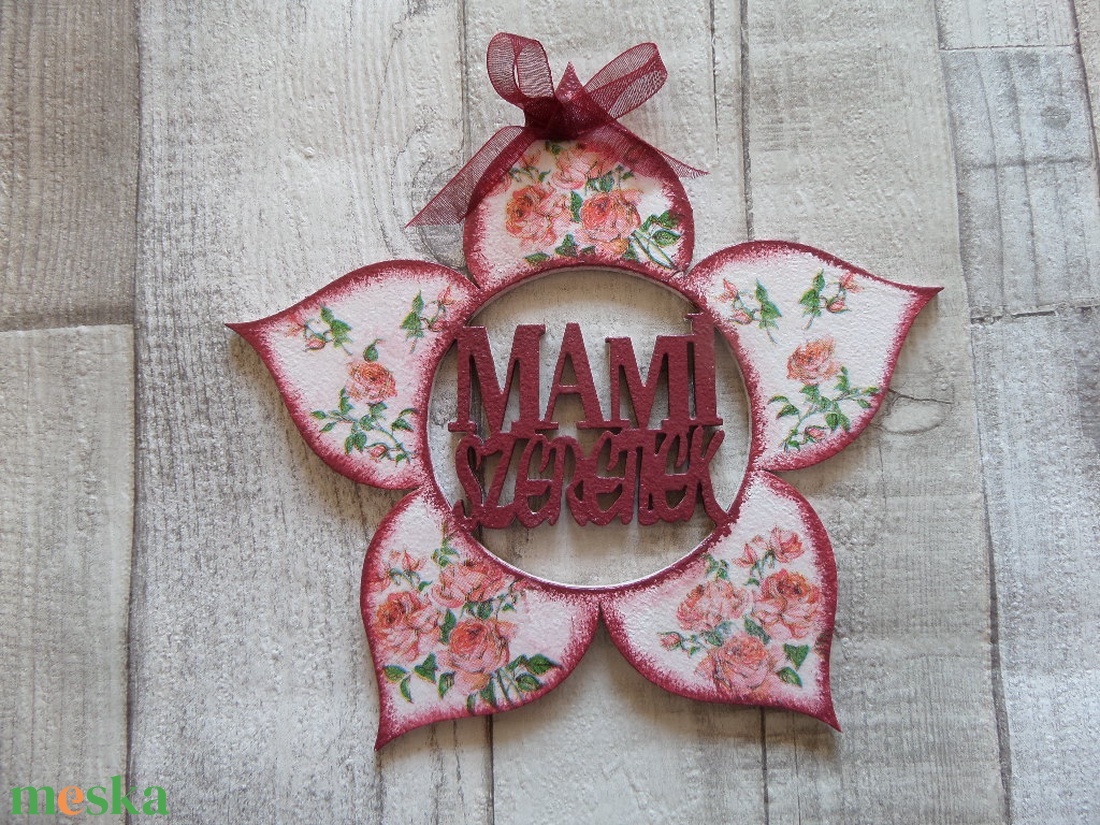 Virág vagy szív alakú dísz Mami szeretlek felirattal - otthon & életmód - dekoráció - fali és függő dekoráció - függődísz - Meska.hu Virág vagy szív alakú dísz Mami szeretlek felirattal - otthon & életmód - dekoráció - fali és függő dekoráció - függődísz - Meska.hu