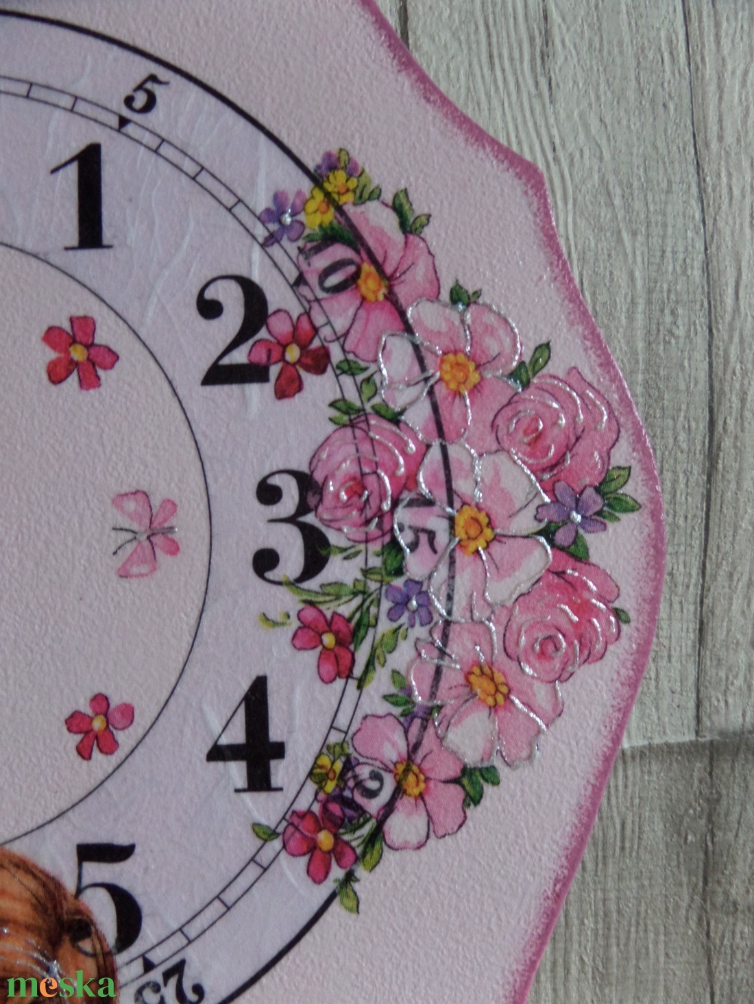 Kislány virágcsokorral és virágokkal falióra gyerekszobába - otthon & életmód - dekoráció - fali és függő dekoráció - falióra & óra - Meska.hu