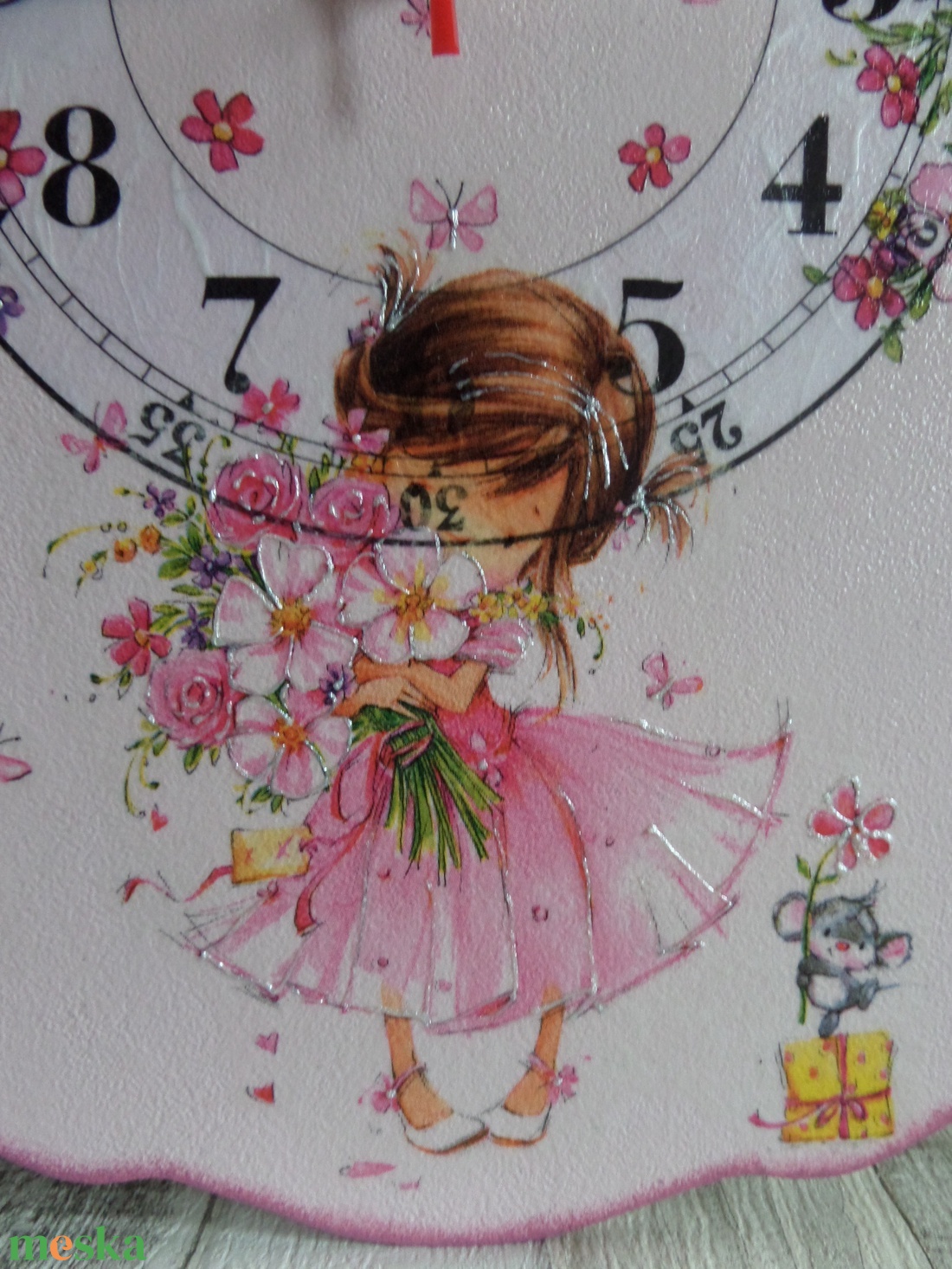 Kislány virágcsokorral és virágokkal falióra gyerekszobába - otthon & életmód - dekoráció - fali és függő dekoráció - falióra & óra - Meska.hu