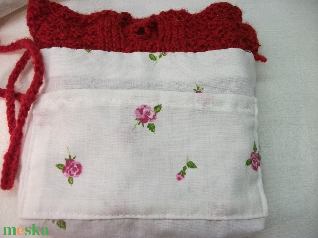 Piros, kötött kis táska, mini táska, tarisznya, szütyő, készség - ékszer - gyűrű - gyöngyös gyűrű - Meska.hu