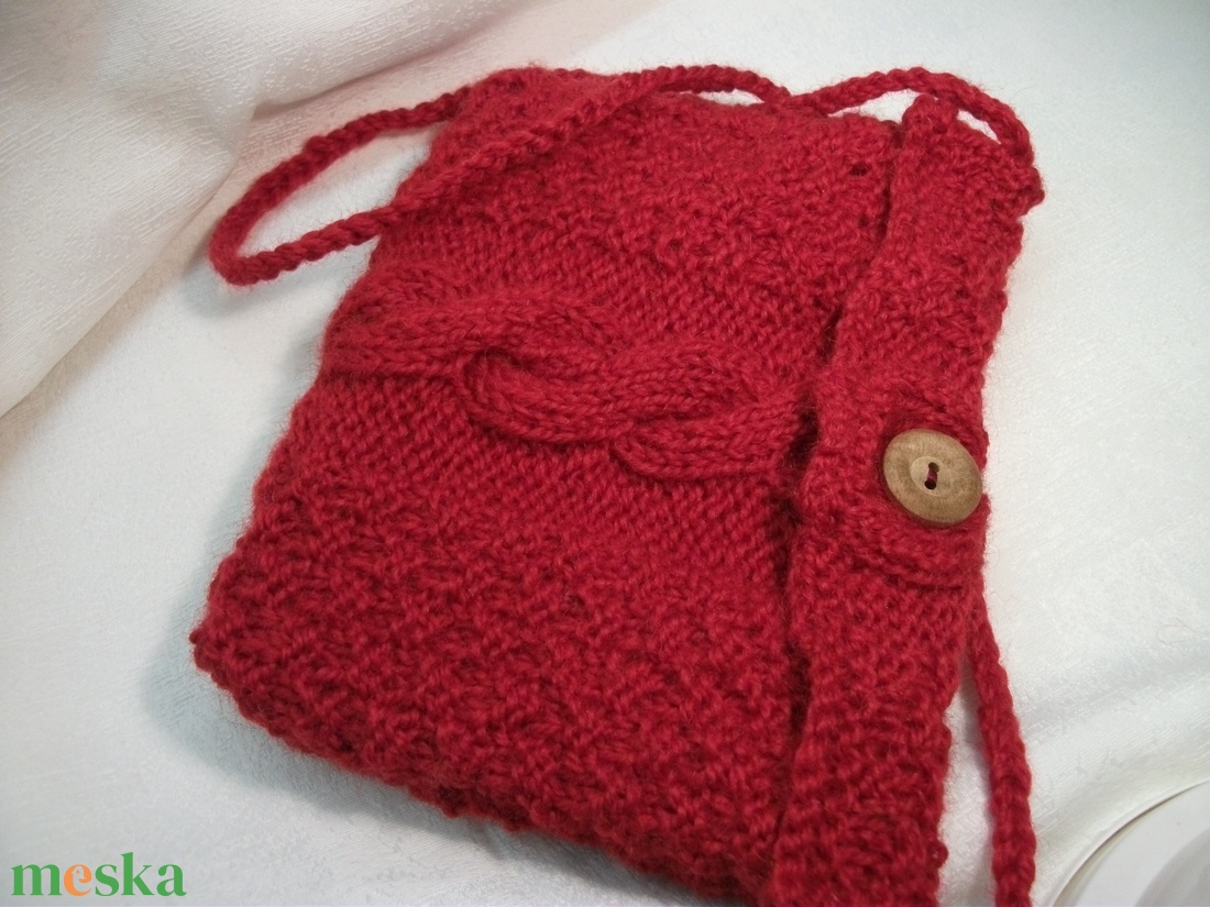 Piros, kötött kis táska, mini táska, tarisznya, szütyő, készség - ékszer - gyűrű - gyöngyös gyűrű - Meska.hu