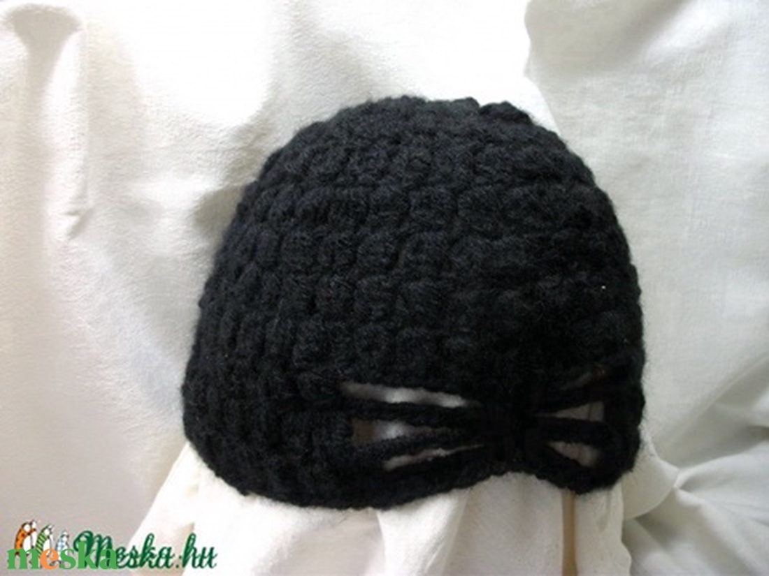 Fekete. horgolt, meleg, női sapka - ruha & divat - sál, sapka, kendő - kendő - Meska.hu