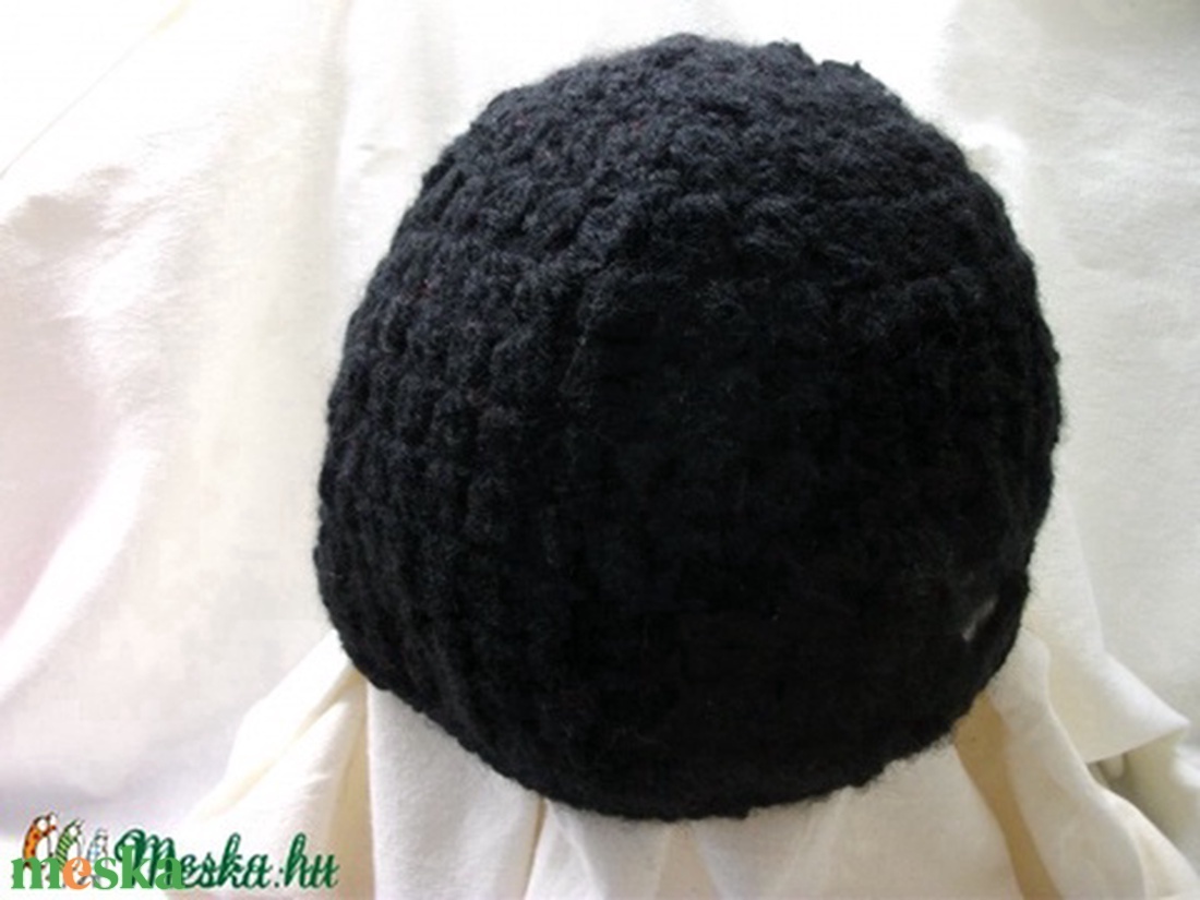 Fekete. horgolt, meleg, női sapka - ruha & divat - sál, sapka, kendő - kendő - Meska.hu