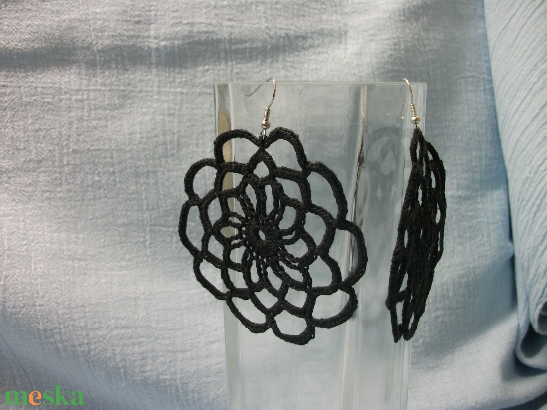 Fekete horgolt fülbevaló, füli - ékszer - fülbevaló - lógós kerek fülbevaló - Meska.hu