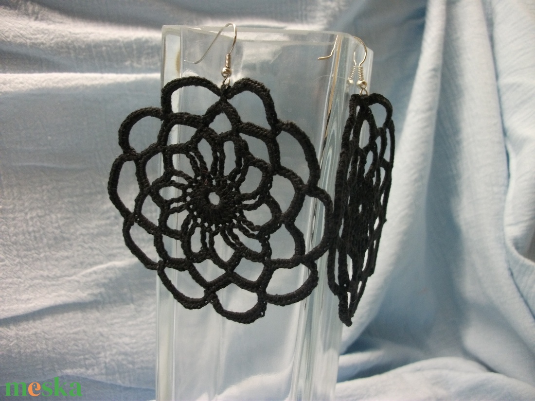 Fekete horgolt fülbevaló, füli - ékszer - fülbevaló - lógós kerek fülbevaló - Meska.hu