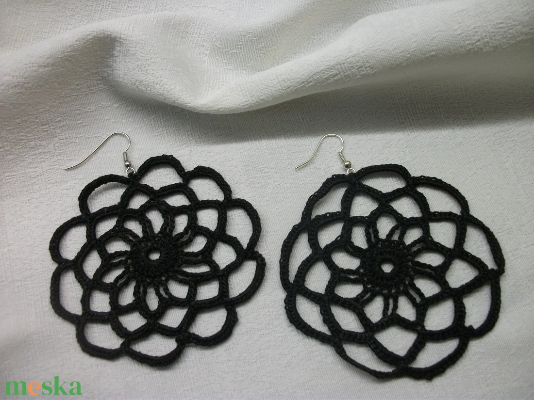 Fekete horgolt fülbevaló, füli - ékszer - fülbevaló - lógós kerek fülbevaló - Meska.hu