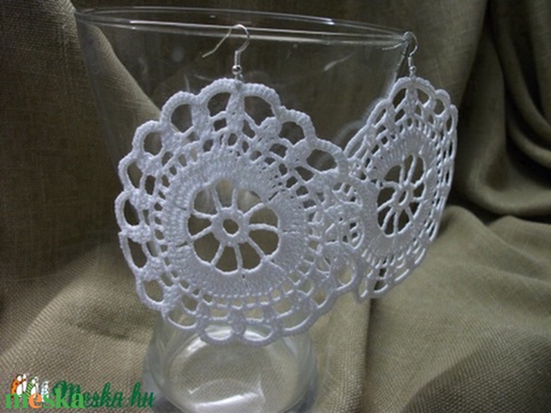 Hatalmas, fehér, horgolt fülbevaló, füli, hosszúnyakú lányoknak - ékszer - fülbevaló - lógó fülbevaló - Meska.hu