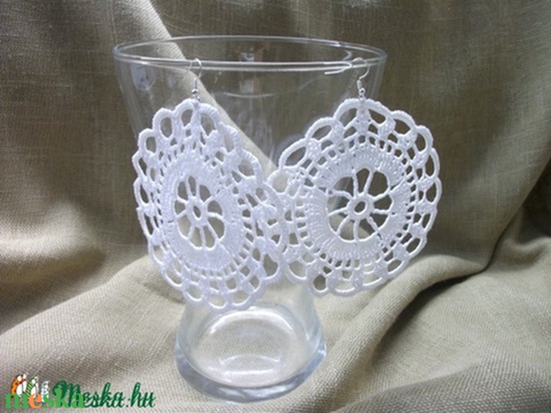 Hatalmas, fehér, horgolt fülbevaló, füli, hosszúnyakú lányoknak - ékszer - fülbevaló - lógó fülbevaló - Meska.hu