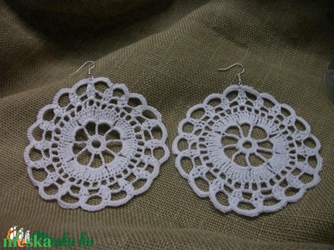 Hatalmas, fehér, horgolt fülbevaló, füli, hosszúnyakú lányoknak - ékszer - fülbevaló - lógó fülbevaló - Meska.hu