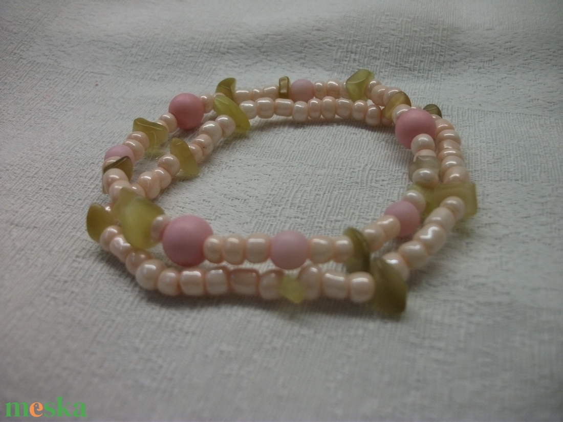 Rózsaszín-natúr karkötő kásagyöngyből - ékszer - karkötő - gyöngyös karkötő - Meska.hu