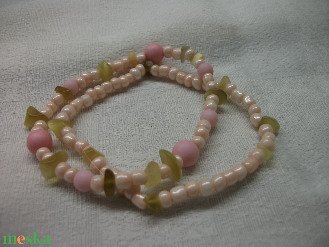Rózsaszín-natúr karkötő kásagyöngyből - ékszer - karkötő - gyöngyös karkötő - Meska.hu