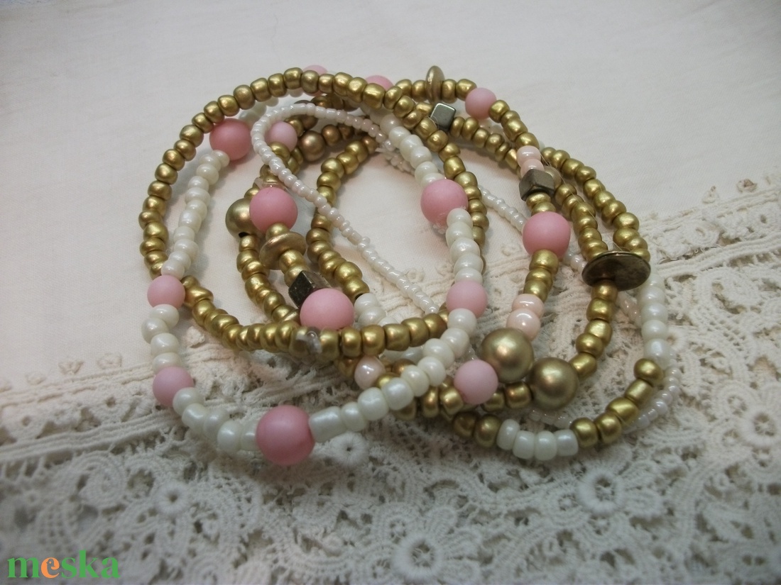 Arany fehér rózsaszín  karkötő kásagyöngyből - ékszer - karkötő - bogyós karkötő - Meska.hu