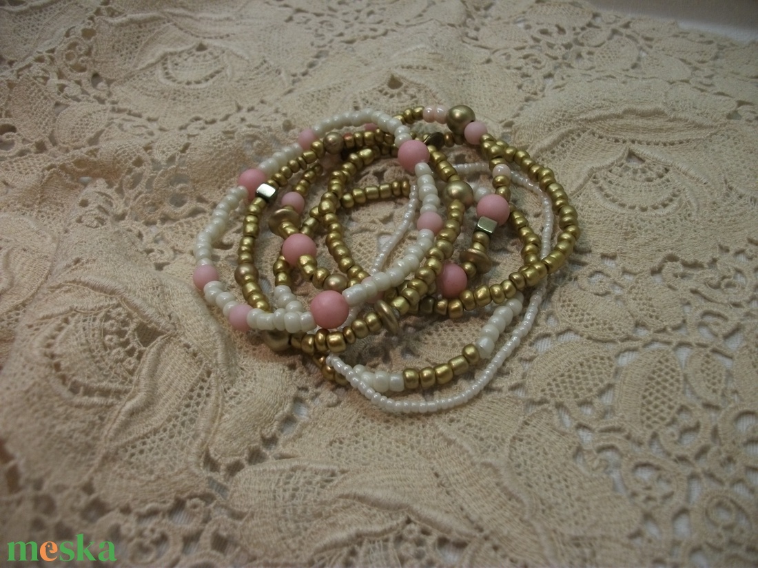 Arany fehér rózsaszín  karkötő kásagyöngyből - ékszer - karkötő - bogyós karkötő - Meska.hu