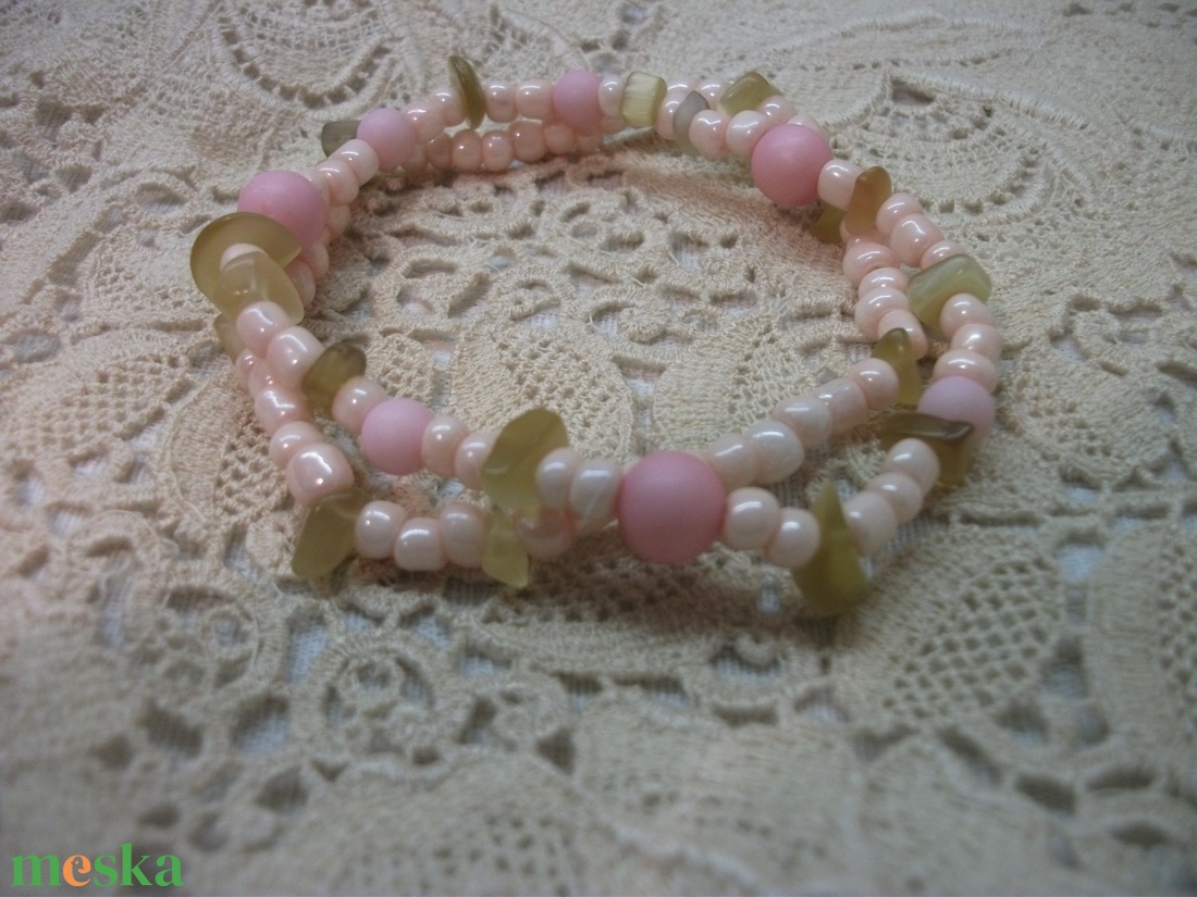 Rózsaszín-natúr karkötő kásagyöngyből - ékszer - karkötő - gyöngyös karkötő - Meska.hu