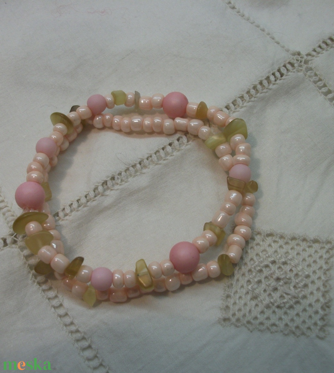 Rózsaszín-natúr karkötő kásagyöngyből - ékszer - karkötő - gyöngyös karkötő - Meska.hu