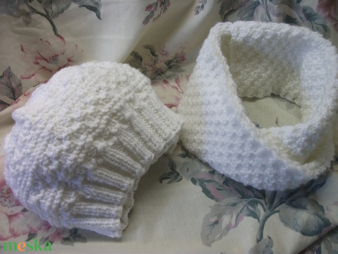 Fehér, kötött sapka, körsál együttes kicsi lánynak - ruha & divat - sál, sapka, kendő - sapka & sál szett - Meska.hu