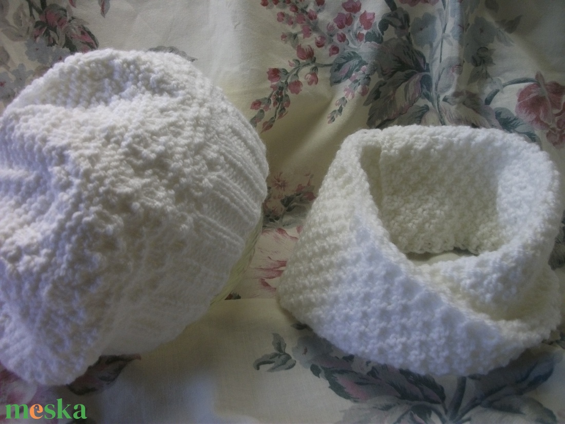 Fehér, kötött sapka, körsál együttes kicsi lánynak - ruha & divat - sál, sapka, kendő - sapka & sál szett - Meska.hu