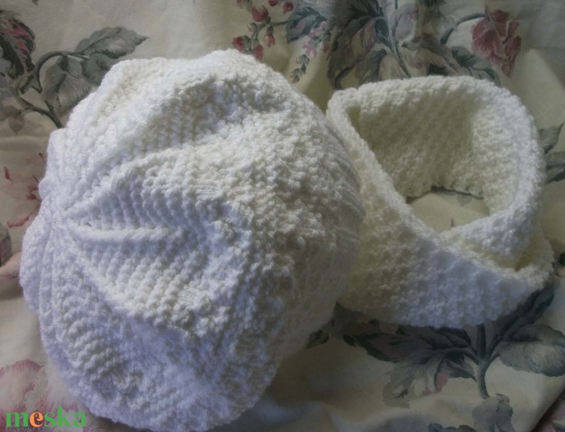 Fehér, kötött sapka, körsál együttes kicsi lánynak - ruha & divat - sál, sapka, kendő - sapka & sál szett - Meska.hu