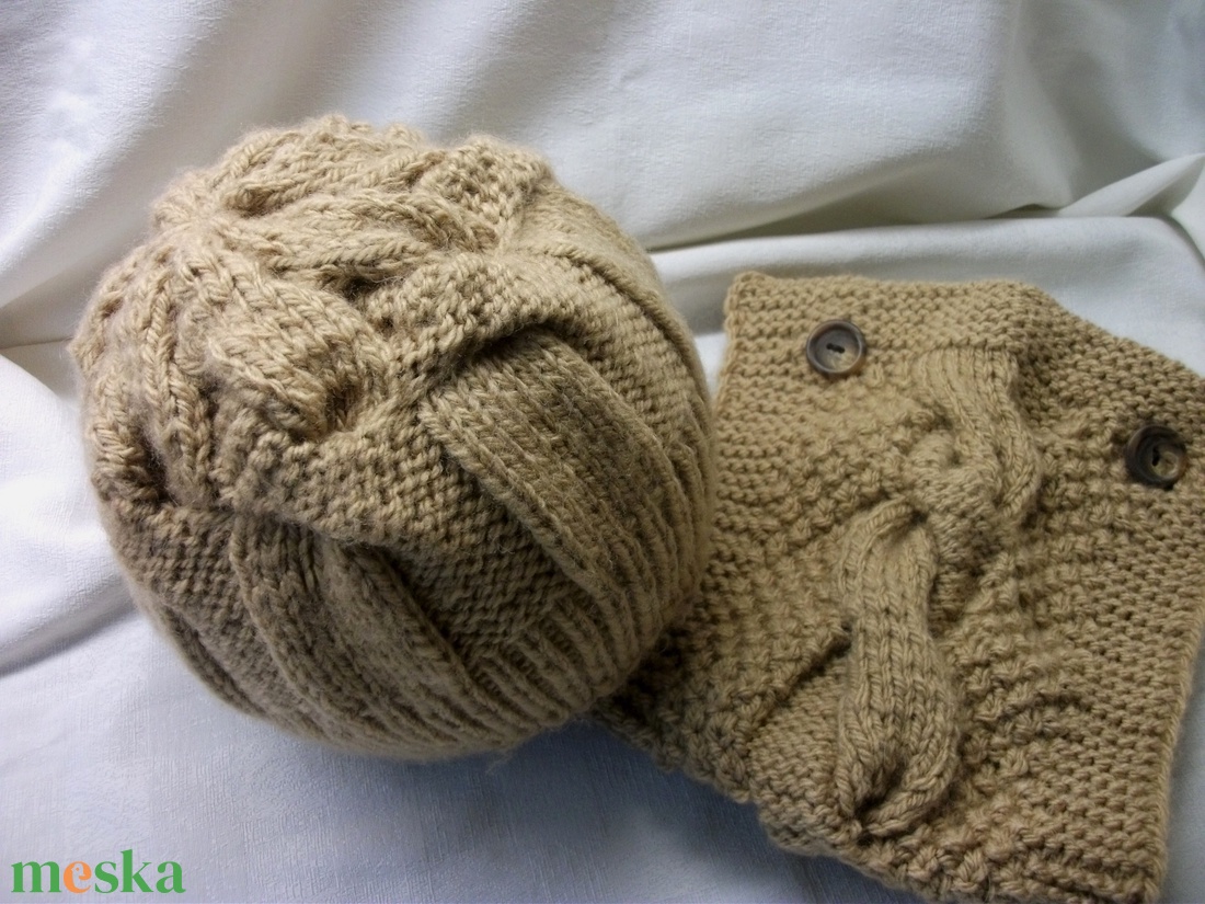 Rozsda barna vagy bézs kötött sapka különleges csavarásokkal - ruha & divat - sál, sapka, kendő - fejpánt - Meska.hu