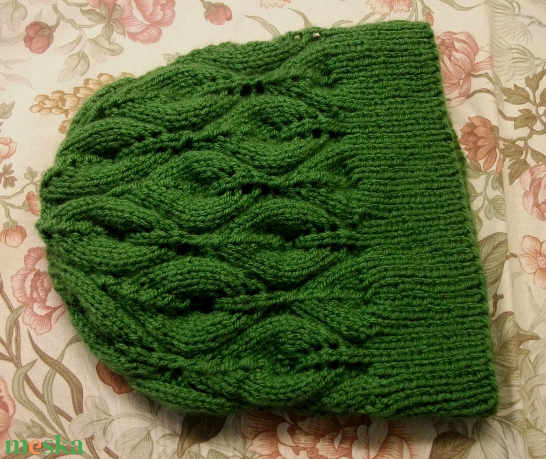 Lomb-zöld, levél mintás áttört kötött sapka - ruha & divat - sál, sapka, kendő - sapka & sál szett - Meska.hu