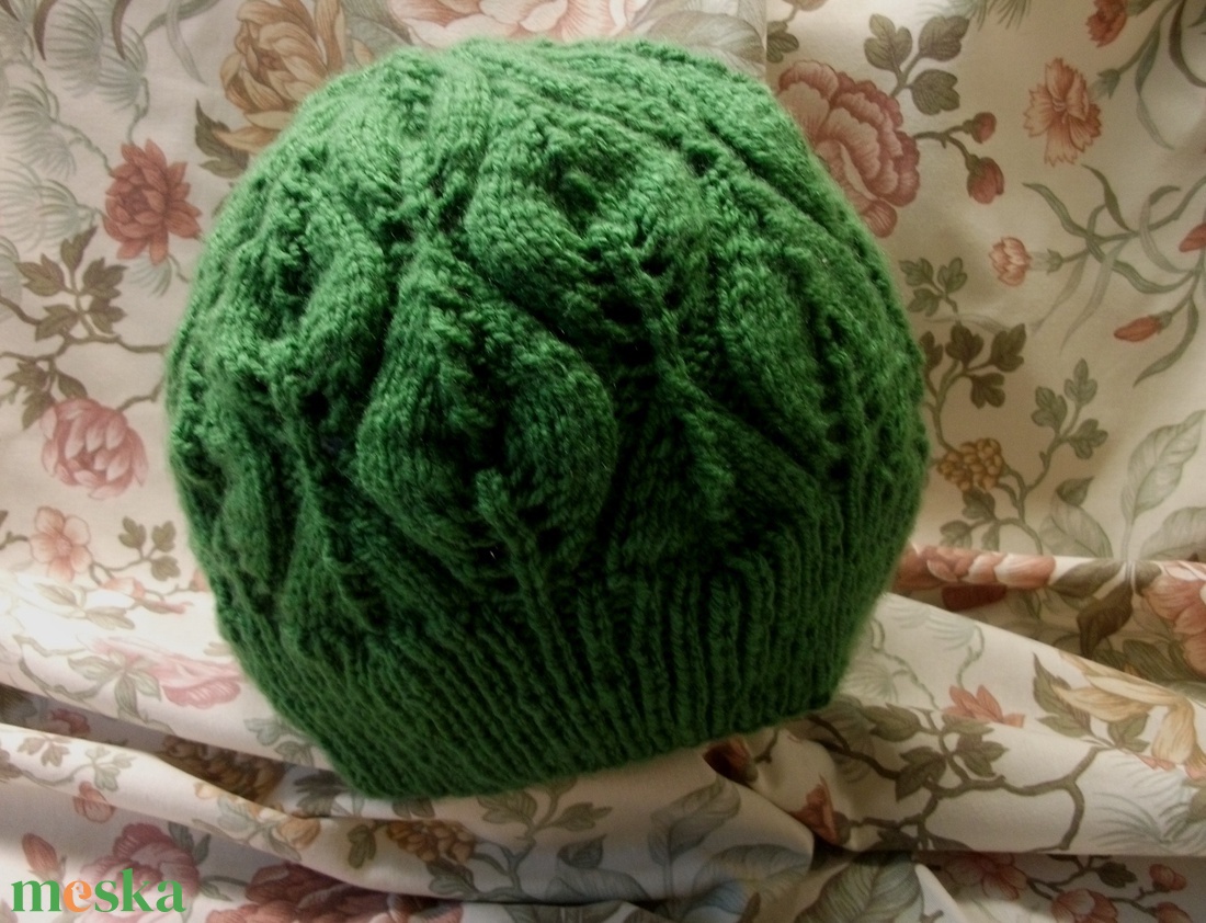 Lomb-zöld, levél mintás áttört kötött sapka - ruha & divat - sál, sapka, kendő - sapka & sál szett - Meska.hu