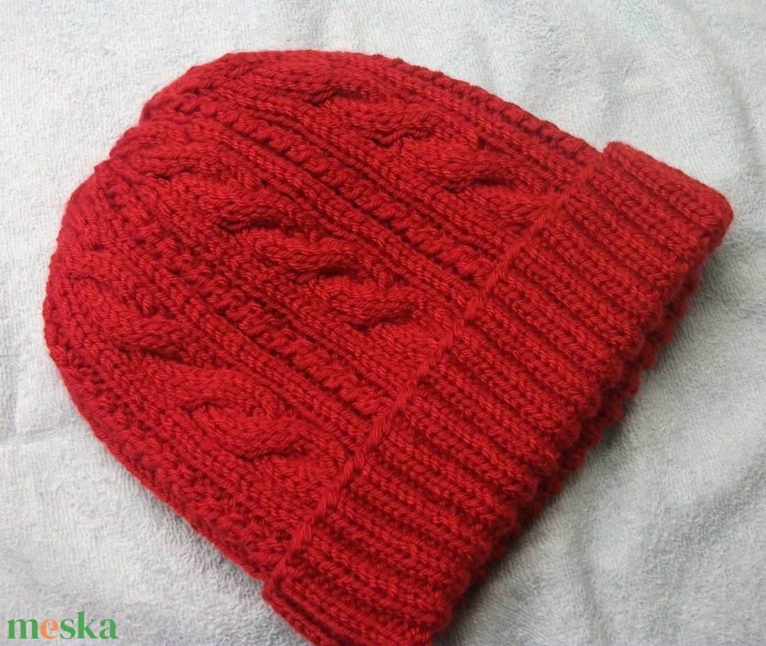 Nagy méretű, piros, kötött, bordás sapka csavarásokkal - ruha & divat - sál, sapka, kendő - sapka - Meska.hu