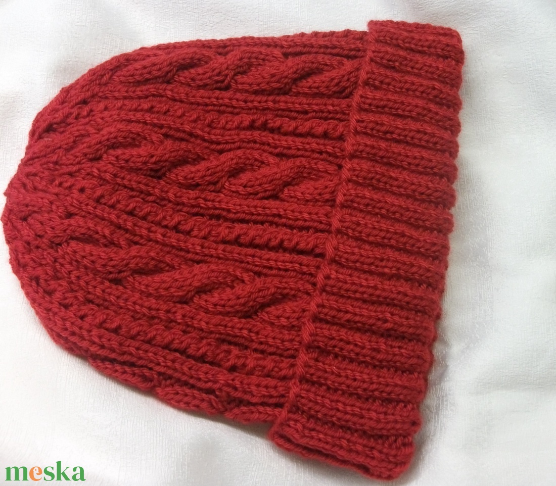 Nagy méretű, piros, kötött, bordás sapka csavarásokkal - ruha & divat - sál, sapka, kendő - sapka - Meska.hu