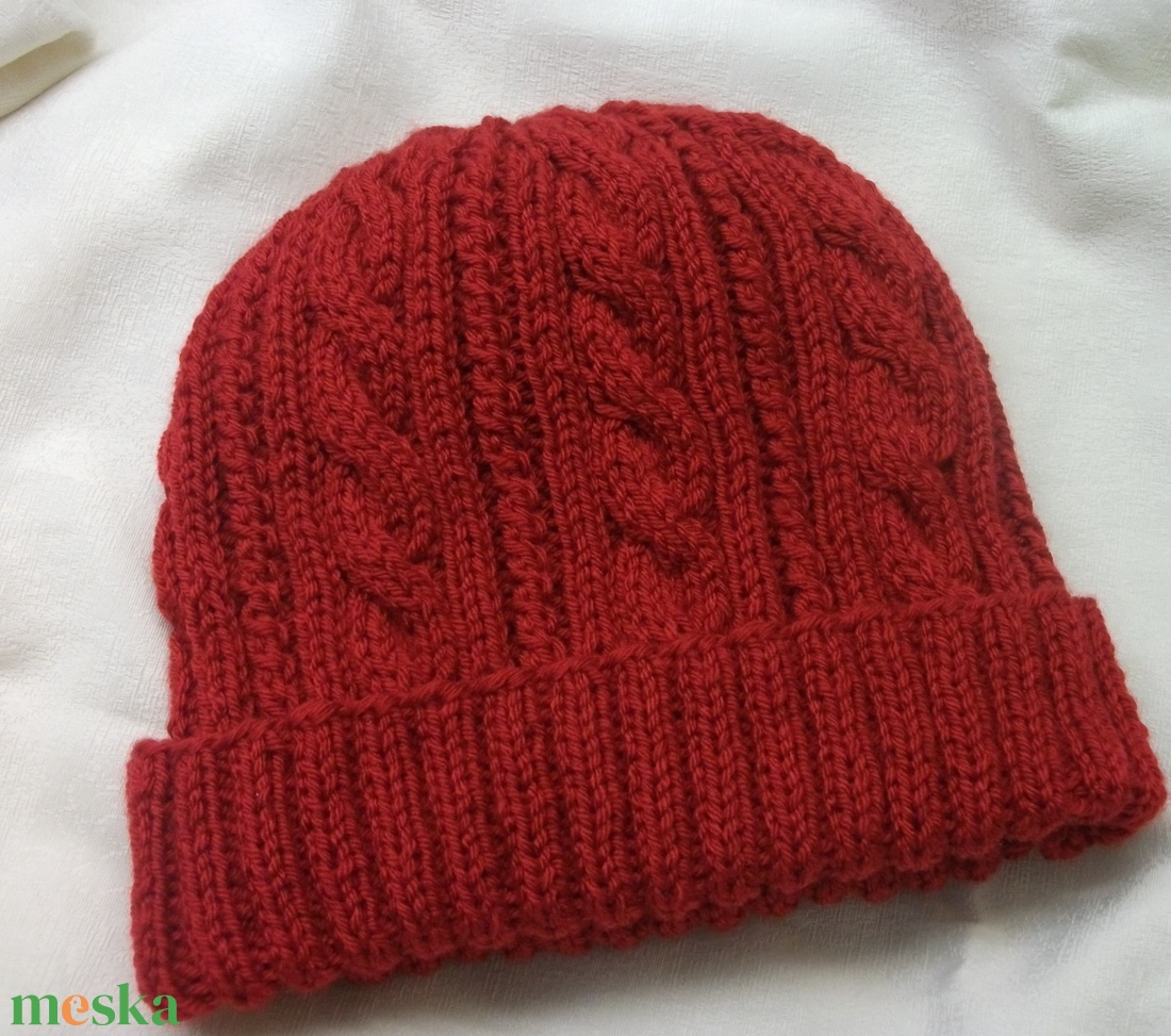 Nagy méretű, piros, kötött, bordás sapka csavarásokkal - ruha & divat - sál, sapka, kendő - sapka - Meska.hu