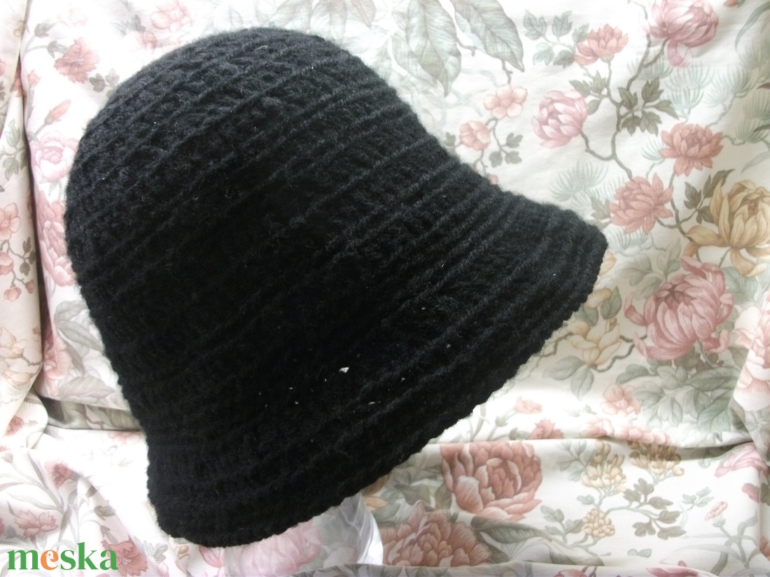 Fekete, horgolt, akril kalap  - ruha & divat - sál, sapka, kendő - kalap - Meska.hu