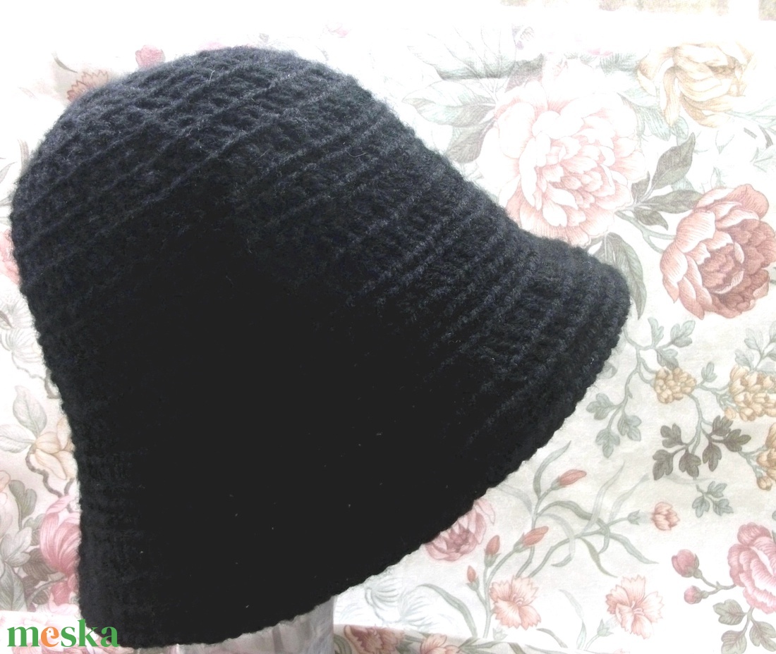 Fekete, horgolt, akril kalap  - ruha & divat - sál, sapka, kendő - kalap - Meska.hu