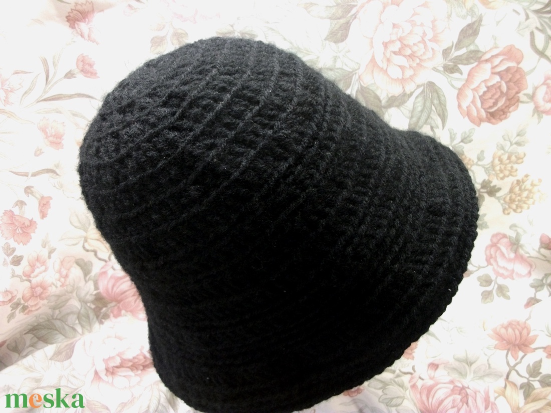 Fekete, horgolt, akril kalap  - ruha & divat - sál, sapka, kendő - kalap - Meska.hu