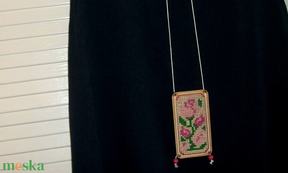 Óriás medál fa lapocskából, hímzéssel, hímzett medál - ékszer - nyaklánc - medálos nyaklánc - Meska.hu