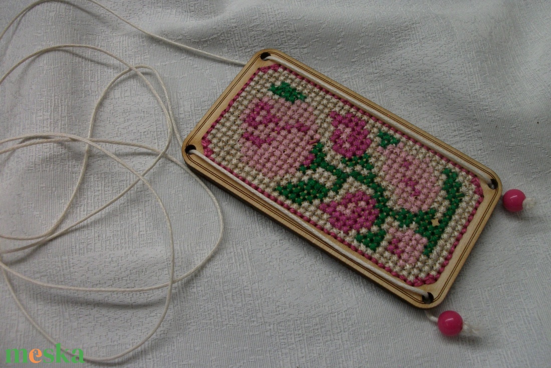 Óriás medál fa lapocskából, hímzéssel, hímzett medál - ékszer - nyaklánc - medálos nyaklánc - Meska.hu