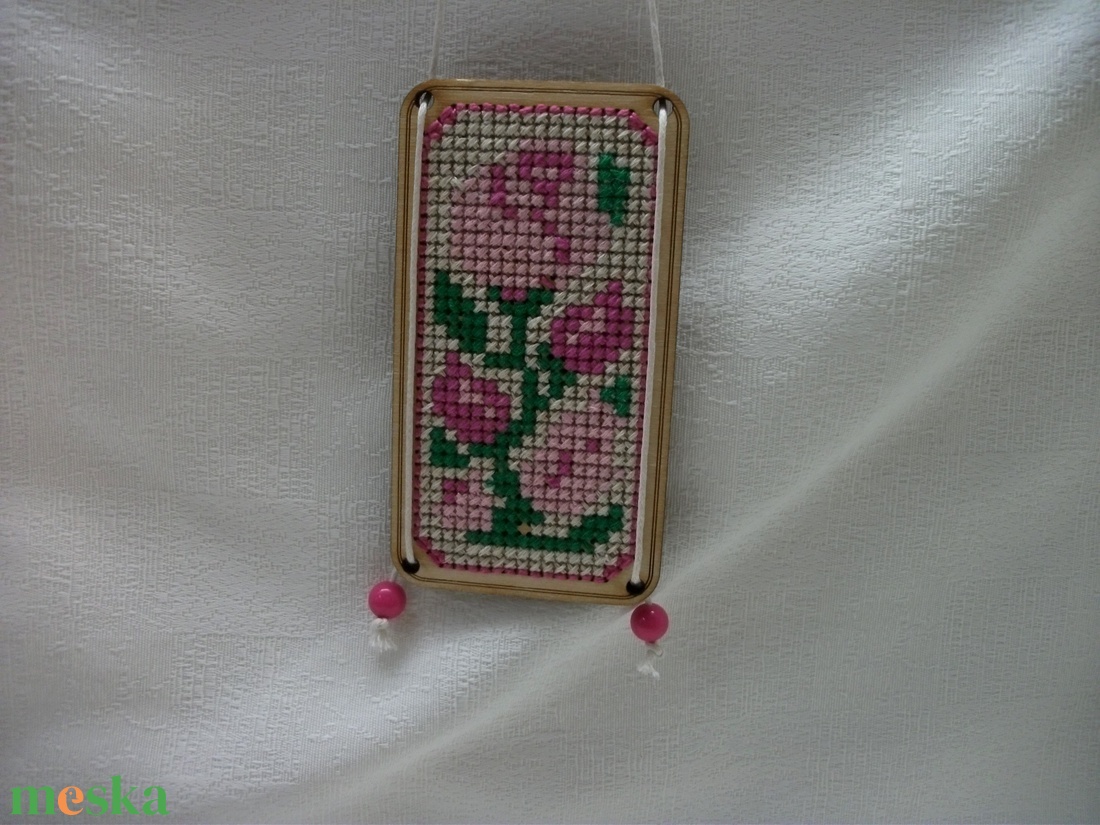 Óriás medál fa lapocskából, hímzéssel, hímzett medál - ékszer - nyaklánc - medálos nyaklánc - Meska.hu