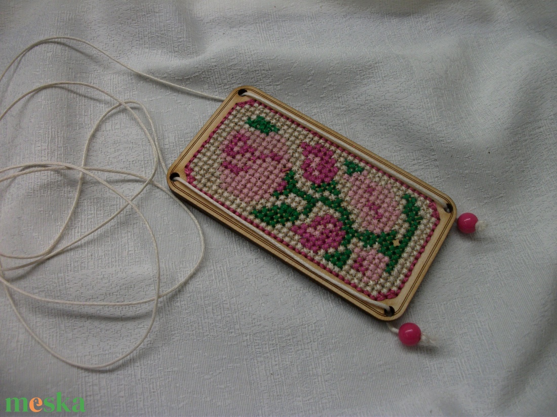 Óriás medál fa lapocskából, hímzéssel, hímzett medál - ékszer - nyaklánc - medálos nyaklánc - Meska.hu