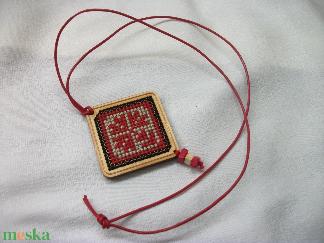 Medál fa lapocskából, hímzéssel, hímzett medál - ékszer - nyaklánc - hosszú nyaklánc - Meska.hu