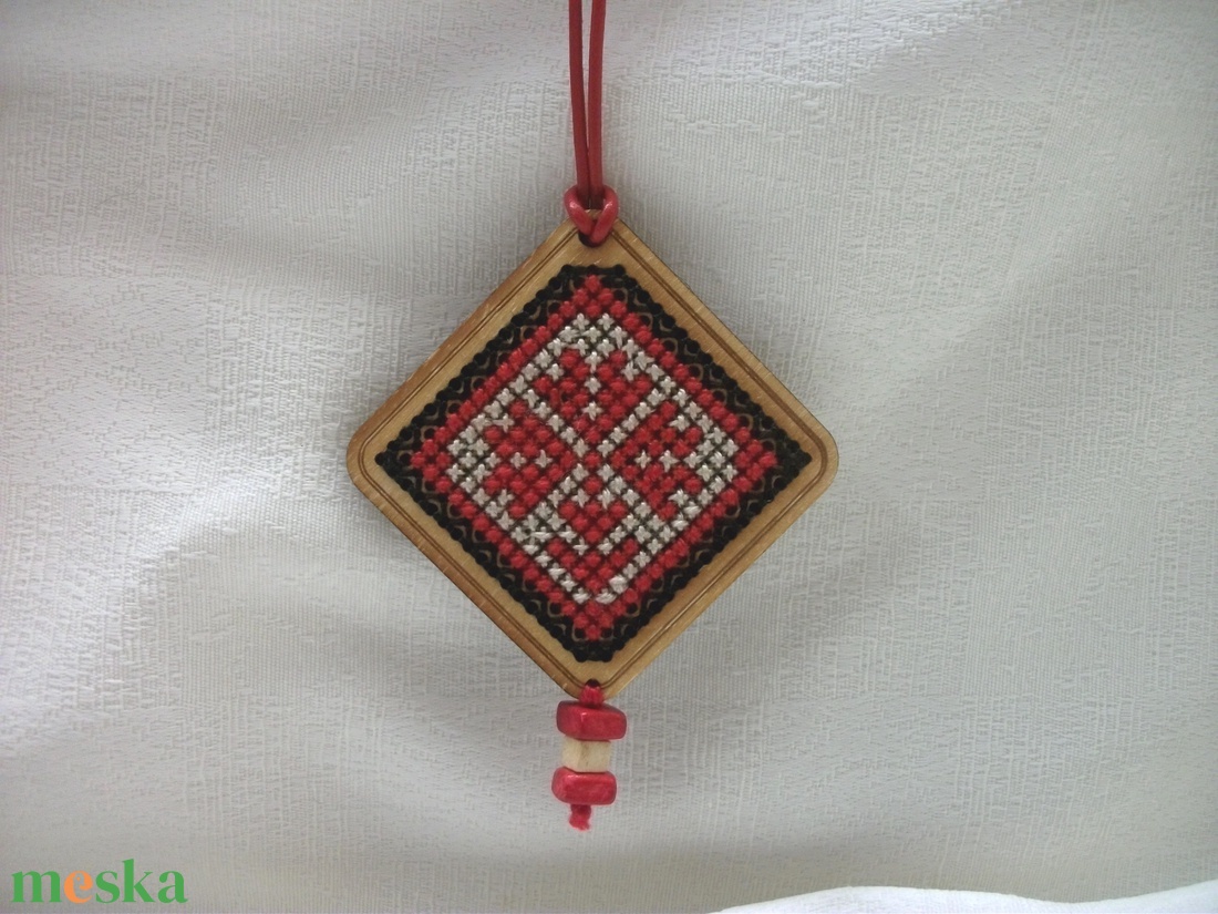 Medál fa lapocskából, hímzéssel, hímzett medál - ékszer - nyaklánc - hosszú nyaklánc - Meska.hu