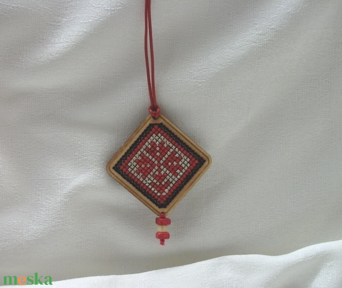 Medál fa lapocskából, hímzéssel, hímzett medál - ékszer - nyaklánc - hosszú nyaklánc - Meska.hu