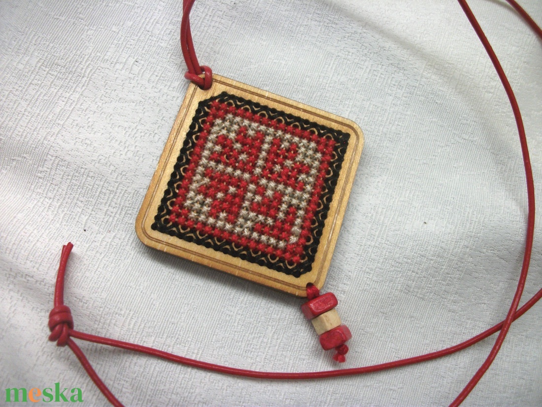 Medál fa lapocskából, hímzéssel, hímzett medál - ékszer - nyaklánc - hosszú nyaklánc - Meska.hu