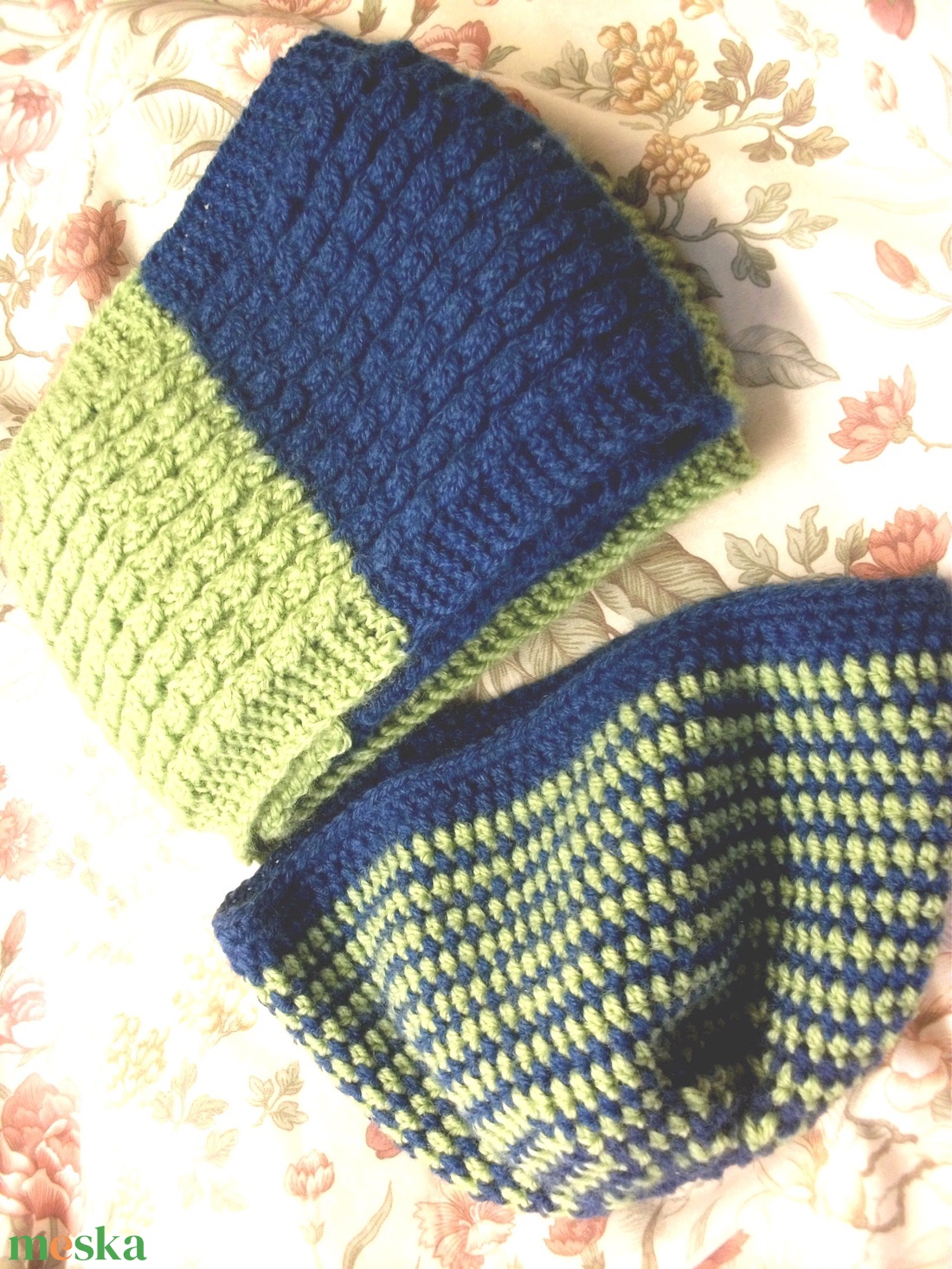 Kék és zöld, gyapjútartalmú fonalból horgolt sapka, kötött sál együttes - ruha & divat - sál, sapka, kendő - sapka & sál szett - Meska.hu