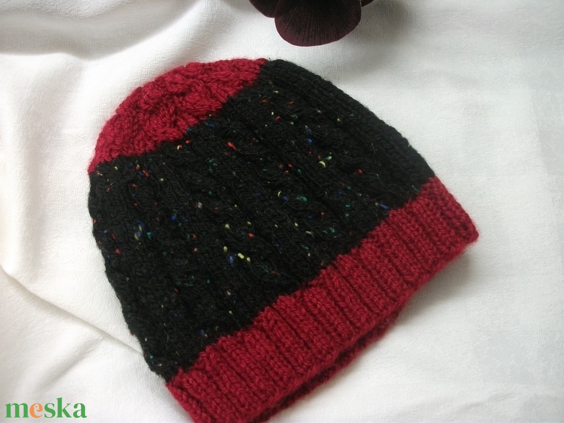 Kötött, fekete bordó sapka, színes, vidám, , meleg, női, sorozat - ruha & divat - sál, sapka, kendő - sapka - Meska.hu