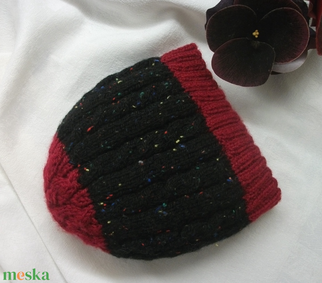 Kötött, fekete bordó sapka, színes, vidám, , meleg, női, sorozat - ruha & divat - sál, sapka, kendő - sapka - Meska.hu